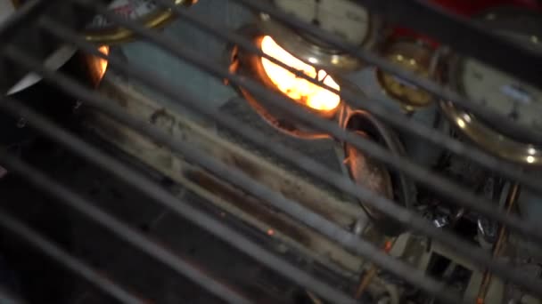 一名工人将煤插入煤粉蒸汽船的发动机中 — 图库视频影像