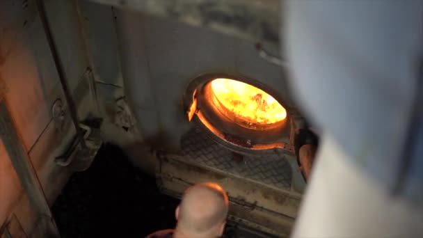 Ein Arbeiter Steckt Eine Kohle Den Motor Eines Kohlekraftdampfschiffs — Stockvideo