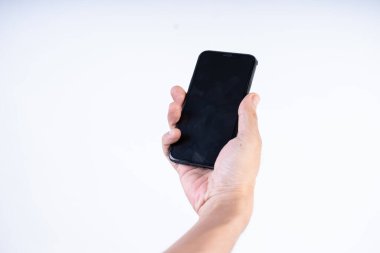 Cep telefonu tutan bir adamın izole edilmiş görüntüsü, pürüzsüz beyaz arka plan.