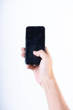 Cep telefonu tutan bir adamın izole edilmiş görüntüsü, pürüzsüz beyaz arka plan.