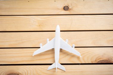 Tahta yüzeyde metin için kopyalama alanı olan minyatür uçak