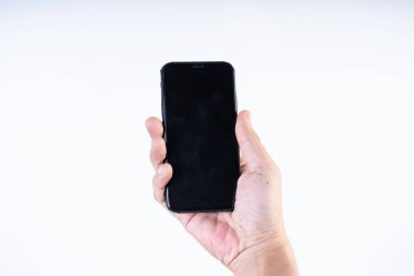 Cep telefonu tutan bir adamın izole edilmiş görüntüsü, pürüzsüz beyaz arka plan.