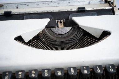 Eski bir daktilonun kapalı görüntüsü