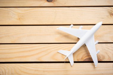 Tahta yüzeyde metin için kopyalama alanı olan minyatür uçak