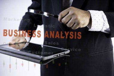 İş Analizi Analizi Çekimi, iş elbisesi giyen bir adamın kapalı çekimleri ve ANALYSIS ifadeleri