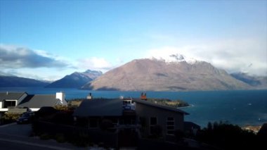 Gündoğumunda Queenstown 'un manzarası.