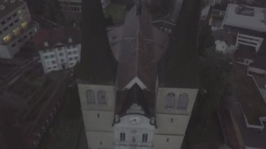 İsviçre 'nin Lucerne (Luzern) sinematik hava manzarası. Lucerne, İsviçre 'de ortaçağ mimarisi ile tanınan kompakt bir şehir, Lucerne Gölü' ndeki karlı dağların ortasında yer alır..