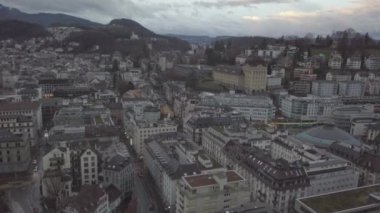 İsviçre 'nin Lucerne (Luzern) sinematik hava manzarası. Lucerne, İsviçre 'de ortaçağ mimarisi ile tanınan kompakt bir şehir, Lucerne Gölü' ndeki karlı dağların ortasında yer alır..