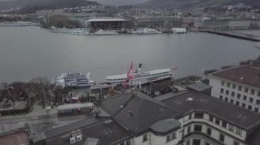 İsviçre 'nin Lucerne (Luzern) sinematik hava manzarası. Lucerne, İsviçre 'de ortaçağ mimarisi ile tanınan kompakt bir şehir, Lucerne Gölü' ndeki karlı dağların ortasında yer alır..