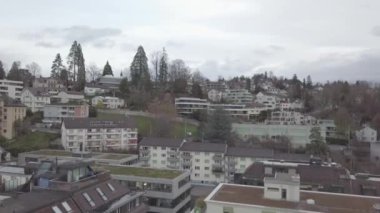 İsviçre 'nin Lucerne (Luzern) sinematik hava manzarası. Lucerne, İsviçre 'de ortaçağ mimarisi ile tanınan kompakt bir şehir, Lucerne Gölü' ndeki karlı dağların ortasında yer alır..
