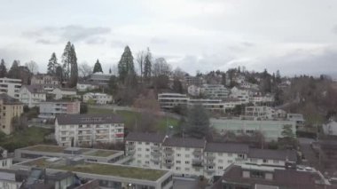 İsviçre 'nin Lucerne (Luzern) sinematik hava manzarası. Lucerne, İsviçre 'de ortaçağ mimarisi ile tanınan kompakt bir şehir, Lucerne Gölü' ndeki karlı dağların ortasında yer alır..
