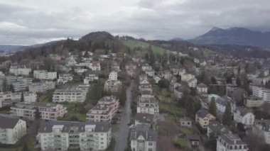 İsviçre 'nin Lucerne (Luzern) sinematik hava manzarası. Lucerne, İsviçre 'de ortaçağ mimarisi ile tanınan kompakt bir şehir, Lucerne Gölü' ndeki karlı dağların ortasında yer alır..