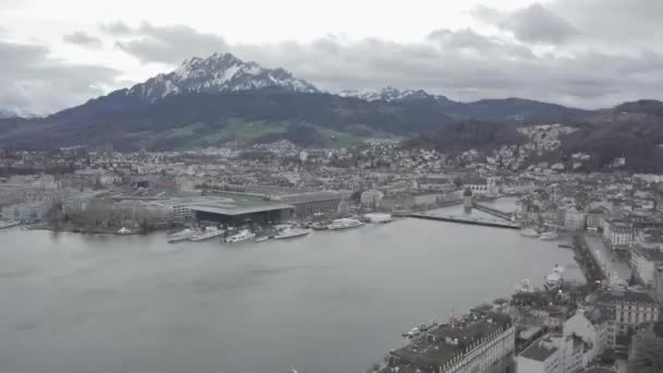瑞士卢塞恩 卢塞恩 的电影航拍 卢塞恩是瑞士一个小型城市 以其保存完好的中世纪建筑而闻名 它座落在卢塞恩湖上白雪覆盖的群山之中 — 图库视频影像