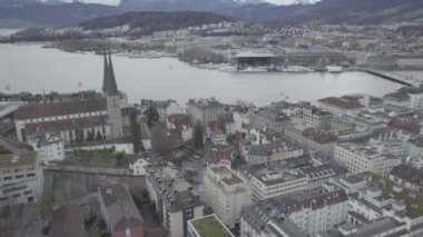 İsviçre 'nin Lucerne (Luzern) sinematik hava manzarası. Lucerne, İsviçre 'de ortaçağ mimarisi ile tanınan kompakt bir şehir, Lucerne Gölü' ndeki karlı dağların ortasında yer alır..