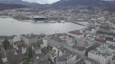 İsviçre 'nin Lucerne (Luzern) sinematik hava manzarası. Lucerne, İsviçre 'de ortaçağ mimarisi ile tanınan kompakt bir şehir, Lucerne Gölü' ndeki karlı dağların ortasında yer alır..
