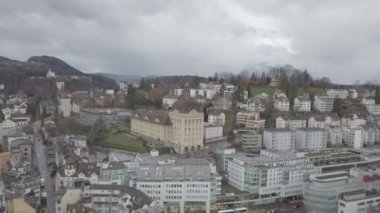 İsviçre 'nin Lucerne (Luzern) sinematik hava manzarası. Lucerne, İsviçre 'de ortaçağ mimarisi ile tanınan kompakt bir şehir, Lucerne Gölü' ndeki karlı dağların ortasında yer alır..