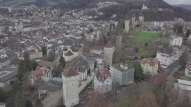 İsviçre 'nin Lucerne (Luzern) sinematik hava manzarası. Lucerne, İsviçre 'de ortaçağ mimarisi ile tanınan kompakt bir şehir, Lucerne Gölü' ndeki karlı dağların ortasında yer alır..
