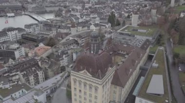 İsviçre 'nin Lucerne (Luzern) sinematik hava manzarası. Lucerne, İsviçre 'de ortaçağ mimarisi ile tanınan kompakt bir şehir, Lucerne Gölü' ndeki karlı dağların ortasında yer alır..