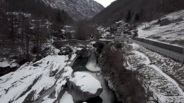 İsviçre, Lavertezzo 'da kış mevsiminde sinematik hava manzarası. Lavertezzo İsviçre kantonu Ticino 'da Verzasca nehri boyunca vadisi ve dağları olan küçük bir köydür..