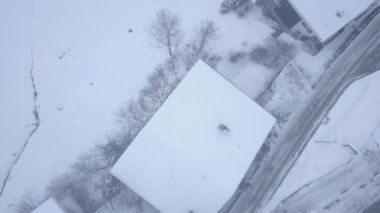 Grindelwald, İsviçre 'nin kış mevsiminde çekilmiş sinematik hava görüntüleri