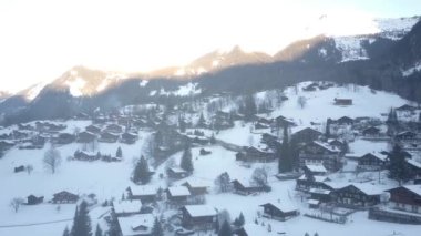 Grindelwald, İsviçre 'nin kış mevsiminde çekilmiş sinematik hava görüntüleri