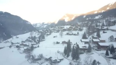 Grindelwald, İsviçre 'nin kış mevsiminde çekilmiş sinematik hava görüntüleri