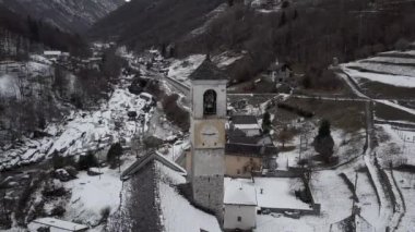 İsviçre, Lavertezzo 'da kış mevsiminde sinematik hava manzarası. Lavertezzo İsviçre kantonu Ticino 'da Verzasca nehri boyunca vadisi ve dağları olan küçük bir köydür..