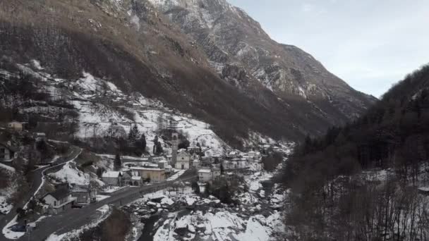 Vista Aérea Cinematográfica Lavertezzo Suiza Temporada Invierno Lavertezzo Pequeño Pueblo — Vídeo de stock