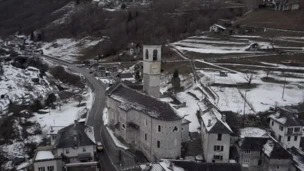 冬季在瑞士莱西佐拍摄的空中电影 拉西莫是瑞士提契诺州弗尔扎斯卡河畔的一个小村庄 有一个山谷和山脉 — 图库视频影像