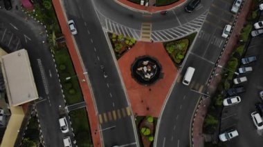 Jalan Padungan, Kuching 'deki Kedi Heykeli' nin hava görüntüsü. Kuching kedi şehri olarak bilinir çünkü bir sürü kedi var ve şehirde bir sürü kedi heykeli var.