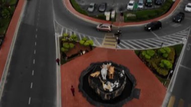 Jalan Padungan, Kuching 'deki Kedi Heykeli' nin hava görüntüsü. Kuching kedi şehri olarak bilinir çünkü bir sürü kedi var ve şehirde bir sürü kedi heykeli var.