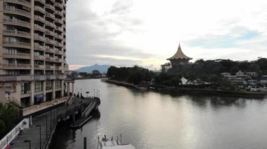 Sarawak Legislative Building 'in sinematik görüntüsü ya da 