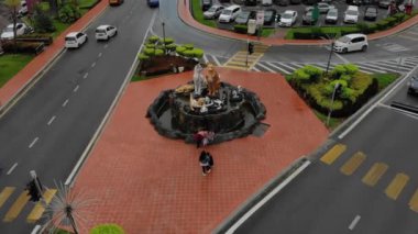 Jalan Padungan, Kuching 'deki Kedi Heykeli' nin hava görüntüsü. Kuching kedi şehri olarak bilinir çünkü bir sürü kedi var ve şehirde bir sürü kedi heykeli var.