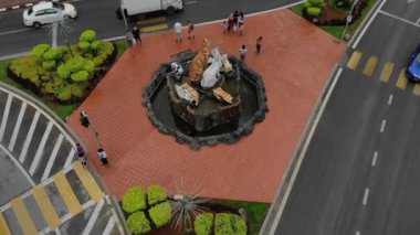 Jalan Padungan, Kuching 'deki Kedi Heykeli' nin hava görüntüsü. Kuching kedi şehri olarak bilinir çünkü bir sürü kedi var ve şehirde bir sürü kedi heykeli var.