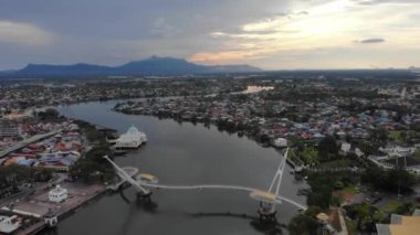 Sarawak Legislative Building 'in sinematik görüntüsü ya da 