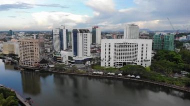 Hilton Hotel ve Riverside Majestic Hotel 'in sinematik görüntüleri. Bu oteller Jalan Main Bazaar 'da bulunmaktadır ve Kuching' deki en büyük otellerden biridir.