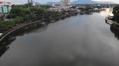 Kuching Rıhtımı 'ndaki Sarawak Nehri boyunca sinematik çekim. 