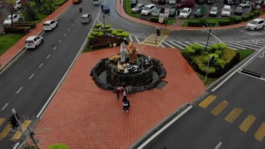 Jalan Padungan, Kuching 'deki Kedi Heykeli' nin hava görüntüsü. Kuching kedi şehri olarak bilinir çünkü bir sürü kedi var ve şehirde bir sürü kedi heykeli var.
