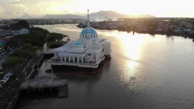 Kuching 'in yüzen güzel camisinin havadan görünüşü ya da gün batımında Hindistan Mescidi olarak da bilinir.