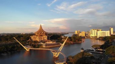 Sarawak Legislative Building 'in sinematik görüntüsü ya da 