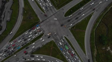 Kalabalık araçlarla yol kesişiminin yukarıdan aşağı hava görüntüsü