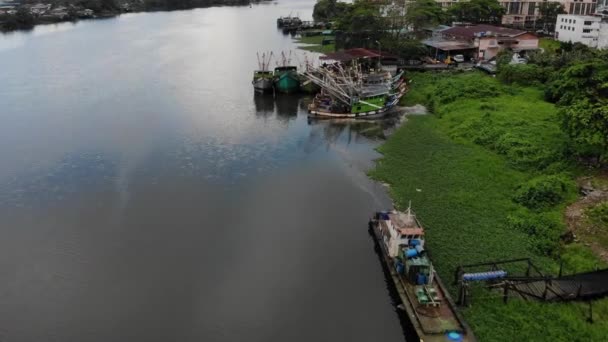 Filmisk Antenn Skjuten Längs Sarawak River Vid Kuching Waterfront — Stockvideo