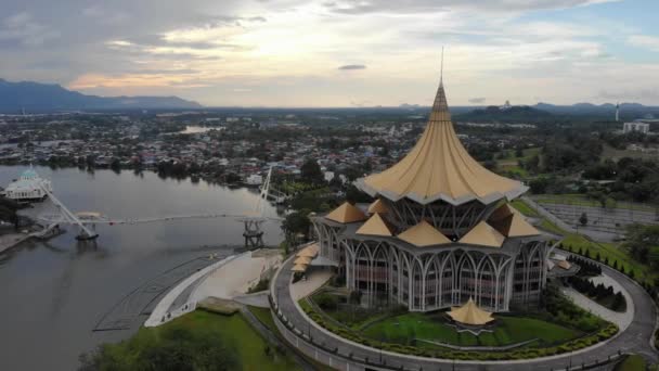 Kinematografický Snímek Legislativní Budovy Sarawak Nebo Známý Jako Dewan Undangan — Stock video