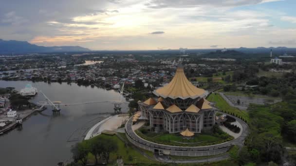 Kinematografický Snímek Legislativní Budovy Sarawak Nebo Známý Jako Dewan Undangan — Stock video
