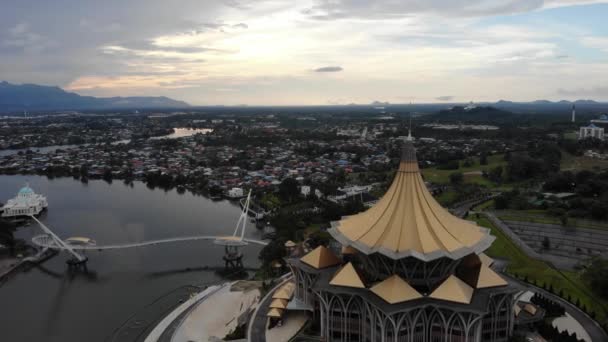 Prise Vue Aérienne Cinématographique Édifice Législatif Sarawak Dewan Undangan Negeri — Video