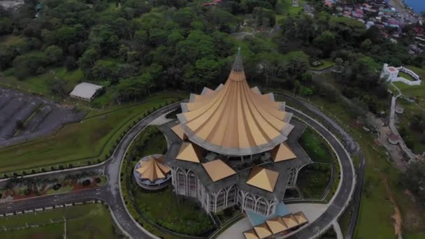 Кинематографический Снимок Здания Законодательного Собрания Саравака Известного Деван Унданган Негери — стоковое видео