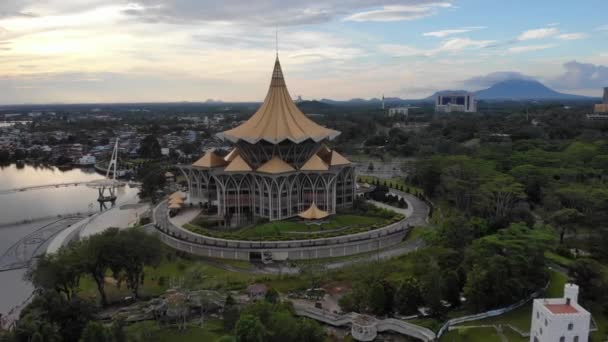 沙捞越立法大楼 Sarawak Legislative Building Dewan Undangan Negeri Sarawak 的电影空中拍摄 这宏伟的建筑是古城海滨的一个地标 — 图库视频影像