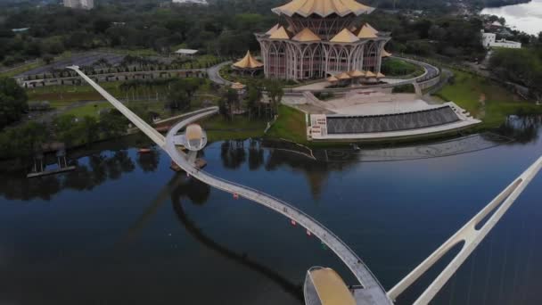 Syuting Sinematik Udara Gedung Legislatif Sarawak Atau Dikenal Sebagai Dewan — Stok Video