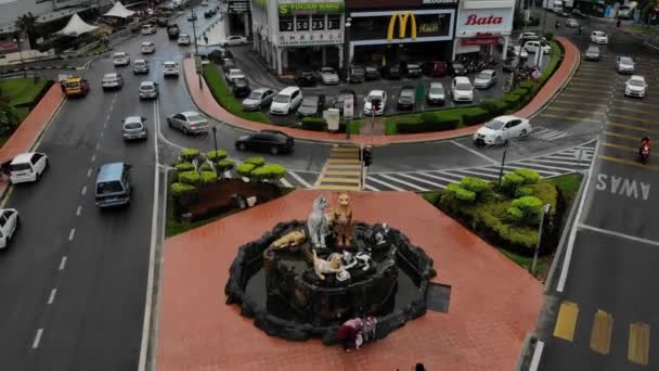 Plano Aéreo Estatua Del Gato Jalan Padungan Kuching Kuching Son — Vídeos de Stock