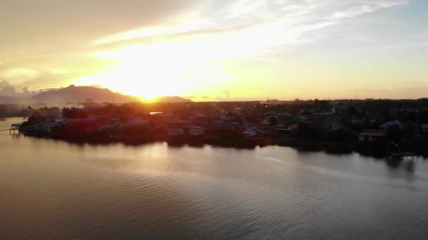 Scatto Aereo Cinematografico Lungo Fiume Sarawak Kuching Waterfront — Video Stock